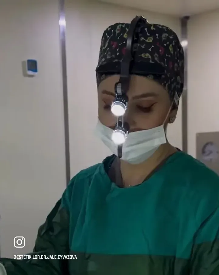 Alliance Clinic həkimi əməliyyat zamanı